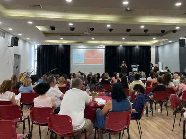 הלנה מטוטי - מרצה על הבמה