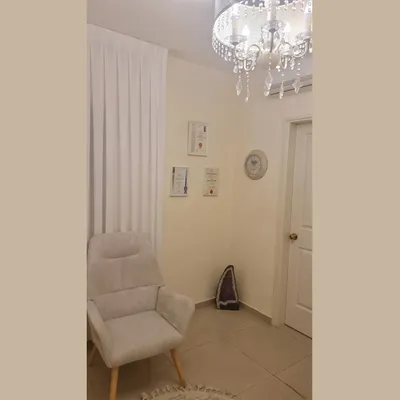 קליניקת חולון, חדר טיפול עם כורסה ונברשת
